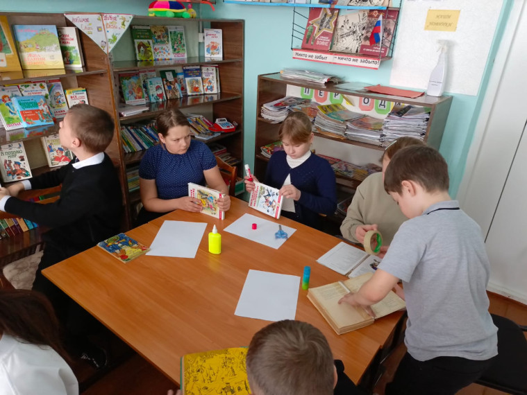 Орлята помогают книгам.